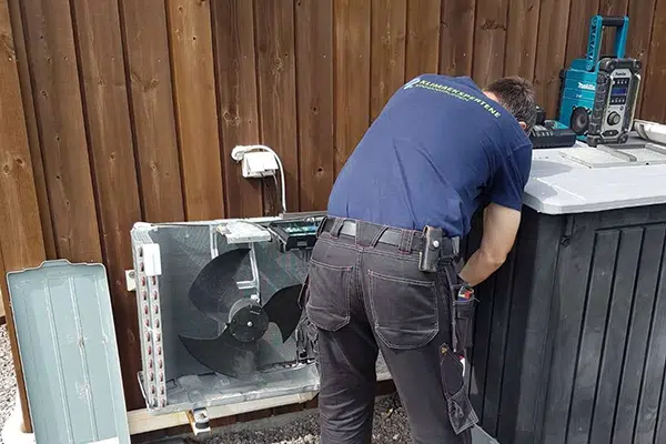 Person som utfører varmepumpeservice