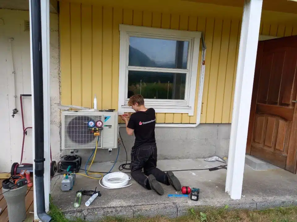 Service på varmepumpe